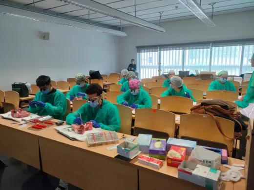 Máster en Periodoncia e Implantología Oral por la Universidad de Barcelona